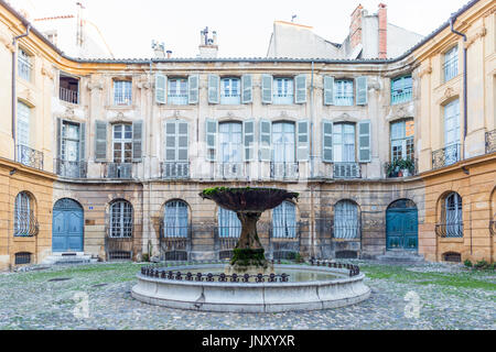 Aix-en-Provence, France - le 9 octobre 2015 : La Fontaine sur la Place d'Albertas, Aix-en-Provence, France. Banque D'Images