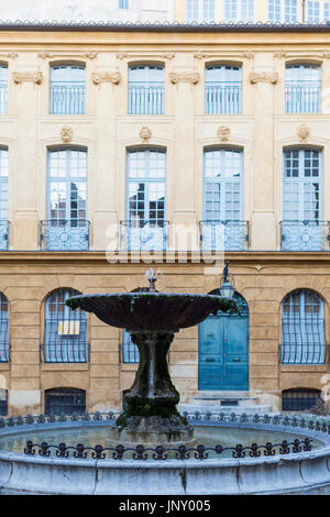 Aix-en-Provence, France - le 9 octobre 2015 : La Fontaine sur la Place d'Albertas, Aix-en-Provence, France. Banque D'Images