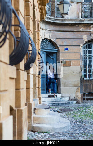 Aix-en-Provence, France - le 9 octobre 2015 : Couple walking through porte en place d'Albertas en centre-ville, Aix-en-Provence, France. Banque D'Images