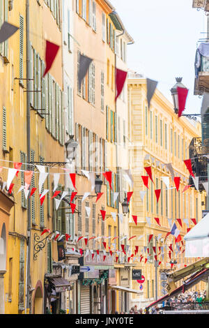 Nice, Alpes-Maritime Ministère, France - 10 octobre 2015 : Carriera dou Gouvernou Scène de rue dans la vieille ville de Nice, sur la côte méditerranéenne de l'Alpes-Maritimes au sud-est de la France. Banque D'Images