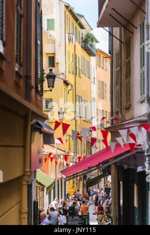 Nice, Alpes-Maritime Ministère, France - 10 octobre 2015 : Carriera dou Gouvernou Scène de rue dans la vieille ville de Nice, sur la côte méditerranéenne de l'Alpes-Maritimes au sud-est de la France. Banque D'Images