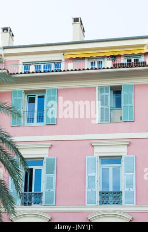 Menton, Alpes-Maritimes, France - 10 octobre 2015 : typique des immeubles d'appartements dans des tons pastel avec des volets sur windows à Menton, dans le sud-est de la France. Banque D'Images