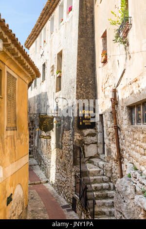 Eze, Alpes-Maritimes, France - 11 octobre 2015 : Street à Eze avec studio d'artiste signe. Eze est un village pittoresque et bien préservé, vieux village sur la Méditerranée dans le département de la France, populaire auprès des touristes. Banque D'Images