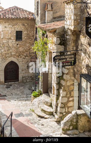 Eze, Alpes-Maritimes, France - 11 octobre 2015 : Street à Eze avec studio d'artiste signe. Eze est un village pittoresque et bien préservé, vieux village sur la Méditerranée dans le département de la France, populaire auprès des touristes. Banque D'Images