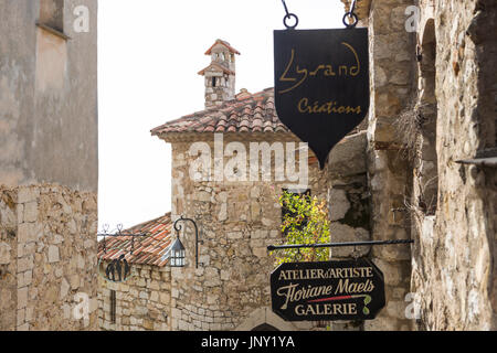 Eze, Alpes-Maritimes, France - 11 octobre 2015 : Street à Eze avec studio d'artiste signe. Eze est un village pittoresque et bien préservé, vieux village sur la Méditerranée dans le département de la France, populaire auprès des touristes. Banque D'Images