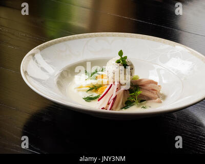 Okroshka avec du poulet et une boule de glace à la moutarde sur le kéfir Banque D'Images