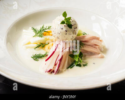 Okroshka avec du poulet et une boule de glace à la moutarde sur le kéfir Banque D'Images