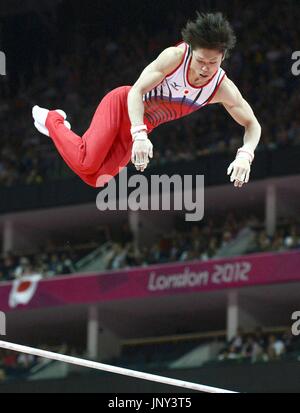 Londres, Grande-Bretagne - le Japon Kohei Uchimura effectue sur la barre horizontale pendant les Jeux Olympiques l'équipe de gymnastique hommes finale à North Greenwich Arena au Jeux Olympiques de Londres 2012 le 30 juillet 2012. (Kyodo)