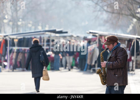 Paris. France - 27 Février 2016 : le saxophoniste dans la rue au marché Saxe-Breteuil dans le 7ème arrondissement de Paris. Banque D'Images