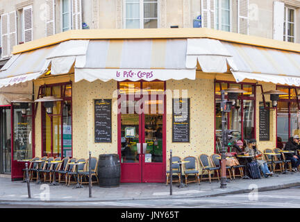 Paris, France - 29 Février 2016 : Cafe Le Pick-Clops café sur la rue Vieille du Temple dans le Marais, Paris. Banque D'Images