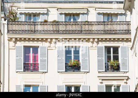 Paris, France - 29 Février 2016 : appartement haussmannien typique façade avec volets, rideaux, balcons, auvents et les jardinières, Paris, France. Banque D'Images