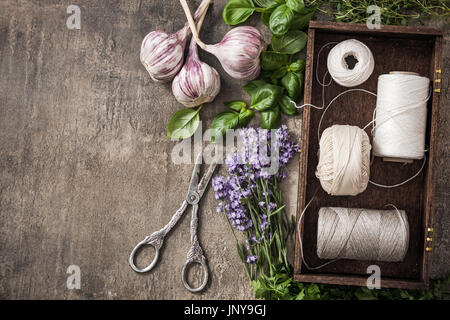 Frais de séchage d'herbes du jardin, vue du dessus sur table ardoise Banque D'Images