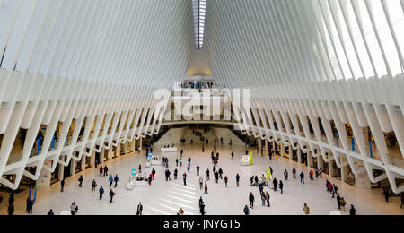 NEW YORK, USA - 8 mai 2017 : World Trade Center Transportation hub intérieur avec les gens à marcher vers le métro Banque D'Images