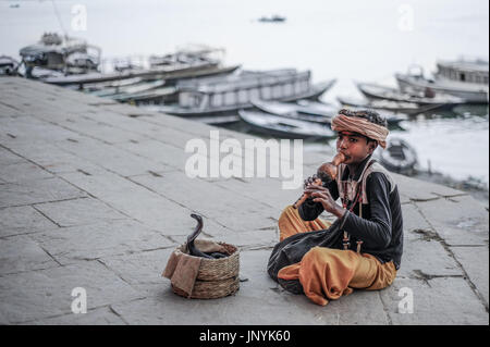 Un jeune charmeur de serpent à Varanasi Banque D'Images