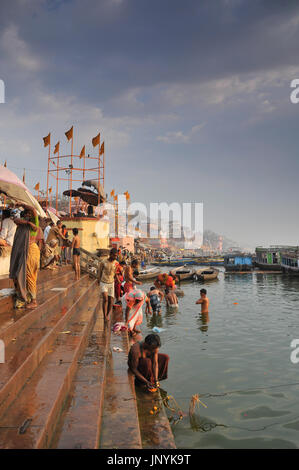 Lieux des Ghats de Varanasi, baignade avec les pèlerins et les offres d'éclairage Banque D'Images