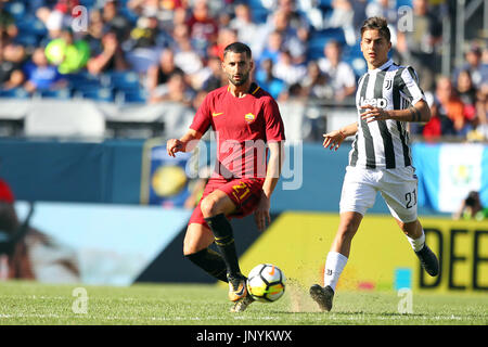 Stade Gillette. 30 juillet, 2017. MA, USA ; le milieu de terrain roms Maxime Gonalons (21) et la Juventus avant Paulo Dybala (21) en action au cours de la deuxième moitié de l'International Champions Cup match entre la Juventus et l'AS Roma au stade Gillette. La Juventus a battu Roma 2-1. Anthony Nesmith/Cal Sport Media/Alamy Live News Banque D'Images