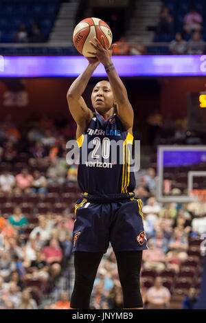 Uncasville, Connecticut, USA. 30 juillet, 2017. Indiana Fever guard Briançon (20 janvier) pousses durant la première moitié du match de basket-ball WNBA entre les Indiana Fever et le Connecticut Sun au Mohegan Sun Arena. Connecticut Indiana défait 89-73. Chris Poss/Alamy Live News Banque D'Images