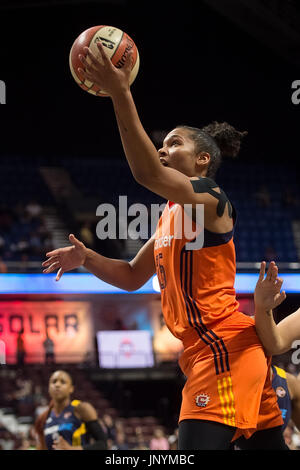 Uncasville, Connecticut, USA. 30 juillet, 2017. Connecticut Sun avant Alyssa Thomas (25) pousses durant la seconde moitié du match de basket-ball WNBA entre les Indiana Fever et le Connecticut Sun au Mohegan Sun Arena. Connecticut Indiana défait 89-73. Chris Poss/Alamy Live News Banque D'Images