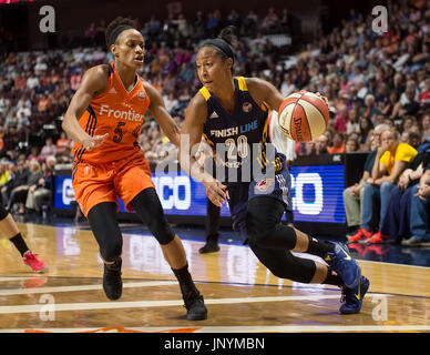 Uncasville, Connecticut, USA. 30 juillet, 2017. Indiana Fever guard Janvier Briançon (20) disques durs pour le panier tandis que Connecticut Sun guard Jasmine Thomas (5) défend la balle au cours de la première moitié du match de basket-ball WNBA entre les Indiana Fever et le Connecticut Sun au Mohegan Sun Arena. Connecticut Indiana défait 89-73. Chris Poss/Alamy Live News Banque D'Images