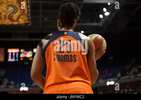 Uncasville, Connecticut, USA. 30 juillet, 2017. Connecticut Sun avant Alyssa Thomas (25) inbounds le ballon au cours de la première moitié du match de basket-ball WNBA entre les Indiana Fever et le Connecticut Sun au Mohegan Sun Arena. Connecticut Indiana défait 89-73. Chris Poss/Alamy Live News Banque D'Images