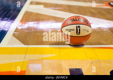 Uncasville, Connecticut, USA. 30 juillet, 2017. Une pause dans l'action au cours de la première moitié du match de basket-ball WNBA entre les Indiana Fever et le Connecticut Sun au Mohegan Sun Arena. Connecticut Indiana défait 89-73. Chris Poss/Alamy Live News Banque D'Images