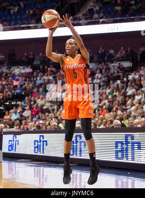 Uncasville, Connecticut, USA. 30 juillet, 2017. Connecticut Sun guard Jasmine Thomas (5) pousses durant la seconde moitié du match de basket-ball WNBA entre les Indiana Fever et le Connecticut Sun au Mohegan Sun Arena. Connecticut Indiana défait 89-73. Chris Poss/Alamy Live News Banque D'Images