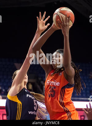 Uncasville, Connecticut, USA. 30 juillet, 2017. Connecticut Sun center Jonquel Jones (35) pousses durant la seconde moitié du match de basket-ball WNBA entre les Indiana Fever et le Connecticut Sun au Mohegan Sun Arena. Connecticut Indiana défait 89-73. Chris Poss/Alamy Live News Banque D'Images