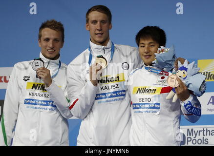 Budapest, David Verraszto (L) de la Hongrie et de bronze de Daiya Seto Japon posent pendant la cérémonie pour men's 400m quatre nages une épreuve de natation à la 17e Championnats du Monde FINA à Budapest. 30 juillet, 2017. Médaillé d'or Chase Kalisz (C) des États-Unis, David Verraszto médaillé d'argent (L) de la Hongrie et de bronze de Daiya Seto Japon posent pendant la cérémonie pour men's 400m quatre nages une épreuve de natation à la 17e Championnats du Monde FINA à Budapest, Hongrie le 30 juillet 2017. Credit : Ding Xu/Xinhua/Alamy Live News Banque D'Images