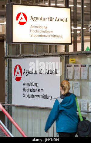 Bielefeld, Allemagne. 28 juillet, 2017. Un étudiant de l'Université de Bielefeld walsk passé un organisme d'office de l'emploi inscrivez-vous à Bielefeld, Allemagne, 28 juillet 2017. Un nouveau projet pilote visant à l'intégration des migrants et des réfugiés dans la main-d'enseignants allemand intitulé Les enseignants Plus Lehrkraefte ("Plus") a été lancé à l'université. Photo : Friso Gentsch/dpa/Alamy Live News Banque D'Images