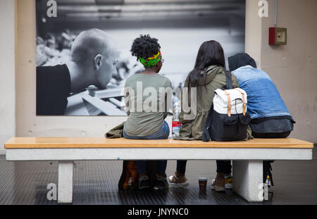 Bielefeld, Allemagne. 28 juillet, 2017. Étudiants dans un couloir dans un des édifices de l'Université de Bielefeld Bielefeld, Allemagne, 28 juillet 2017. Un nouveau projet pilote visant à l'intégration des migrants et des réfugiés dans la main-d'enseignants allemand intitulé Les enseignants Plus Lehrkraefte ("Plus") a été lancé à l'université. Photo : Friso Gentsch/dpa/Alamy Live News Banque D'Images