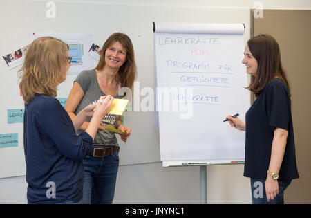 Bielefeld, Allemagne. 28 juillet, 2017. ILLUSTRATION - l'École de Bielefeld de l'éducation enseignants Kristina Purrmann (L-R), Renate Schuessler et Nadine Auner dans l'Université de Bielefeld Bielefeld, Allemagne, 28 juillet 2017. Un nouveau projet pilote visant à l'intégration des migrants et des réfugiés dans la main-d'enseignants allemand intitulé Les enseignants Plus Lehrkraefte ("Plus") a été lancé à l'université. Photo : Friso Gentsch/dpa/Alamy Live News Banque D'Images