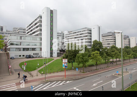 Bielefeld, Allemagne. 28 juillet, 2017. Une vue sur les bâtiments de l'Université de Bielefeld Bielefeld, Allemagne, 28 juillet 2017. Un nouveau projet pilote visant à l'intégration des migrants et des réfugiés dans la main-d'enseignants allemand intitulé Les enseignants Plus Lehrkraefte ("Plus") a été lancé à l'université. Photo : Friso Gentsch/dpa/Alamy Live News Banque D'Images