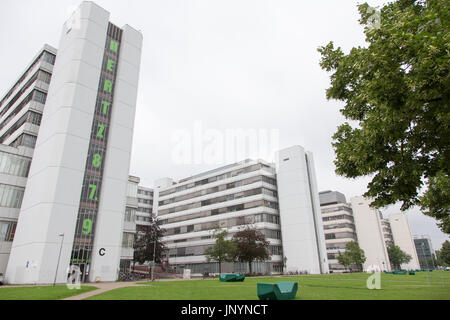 Bielefeld, Allemagne. 28 juillet, 2017. Une vue sur les bâtiments de l'Université de Bielefeld Bielefeld, Allemagne, 28 juillet 2017. Un nouveau projet pilote visant à l'intégration des migrants et des réfugiés dans la main-d'enseignants allemand intitulé Les enseignants Plus Lehrkraefte ("Plus") a été lancé à l'université. Photo : Friso Gentsch/dpa/Alamy Live News Banque D'Images