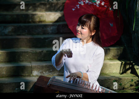 Mianyang, Sichuan : jouer dans la piscine lotus guzheng Banque D'Images