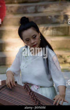 Mianyang, Sichuan : jouer dans la piscine lotus guzheng Banque D'Images