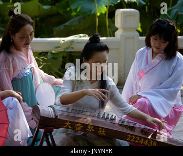 Mianyang, Sichuan : jouer dans la piscine lotus guzheng Banque D'Images