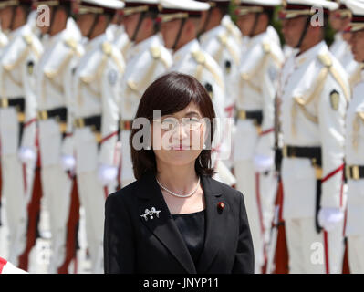 Tokyo, Japon. 31 juillet, 2017. Le ministre de la Défense japonais Tomomi Inada reviews alors qu'elle les gardes d'honneur du ministère de la Défense laisse à Tokyo le lundi 31 juillet, 2017. Elle annonce sa démission du poste le 28 juillet pour couvrir de cacher les fichiers journaux d'activité de l'unité de la Force d'Autodéfense de masse au Soudan du Sud. Credit : Yoshio Tsunoda/AFLO/Alamy Live News Banque D'Images