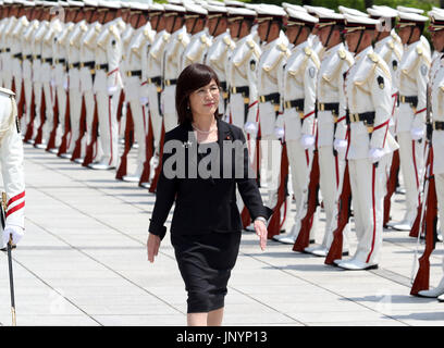 Tokyo, Japon. 31 juillet, 2017. Le ministre de la Défense japonais Tomomi Inada reviews alors qu'elle les gardes d'honneur du ministère de la Défense laisse à Tokyo le lundi 31 juillet, 2017. Elle annonce sa démission du poste le 28 juillet pour couvrir de cacher les fichiers journaux d'activité de l'unité de la Force d'Autodéfense de masse au Soudan du Sud. Credit : Yoshio Tsunoda/AFLO/Alamy Live News Banque D'Images