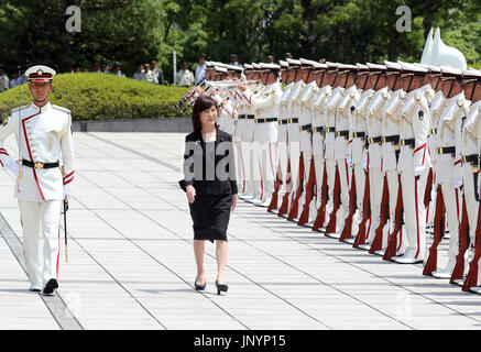 Tokyo, Japon. 31 juillet, 2017. Le ministre de la Défense japonais Tomomi Inada reviews alors qu'elle les gardes d'honneur du ministère de la Défense laisse à Tokyo le lundi 31 juillet, 2017. Elle annonce sa démission du poste le 28 juillet pour couvrir de cacher les fichiers journaux d'activité de l'unité de la Force d'Autodéfense de masse au Soudan du Sud. Credit : Yoshio Tsunoda/AFLO/Alamy Live News Banque D'Images
