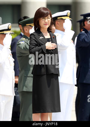 Tokyo, Japon. 31 juillet, 2017. Le ministre de la Défense japonais Tomomi Inada reviews alors qu'elle les gardes d'honneur du ministère de la Défense laisse à Tokyo le lundi 31 juillet, 2017. Elle annonce sa démission du poste le 28 juillet pour couvrir de cacher les fichiers journaux d'activité de l'unité de la Force d'Autodéfense de masse au Soudan du Sud. Credit : Yoshio Tsunoda/AFLO/Alamy Live News Banque D'Images