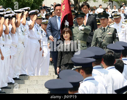 Tokyo, Japon. 31 juillet, 2017. Le ministre de la Défense japonais Tomomi Inada Ministère de la Défense laisse à Tokyo le lundi 31 juillet, 2017 alors que le personnel du ministère de la Défense envoyer d'elle. Elle annonce sa démission du poste le 28 juillet pour couvrir de cacher les fichiers journaux d'activité de l'unité de la Force d'Autodéfense de masse au Soudan du Sud. Credit : Yoshio Tsunoda/AFLO/Alamy Live News Banque D'Images