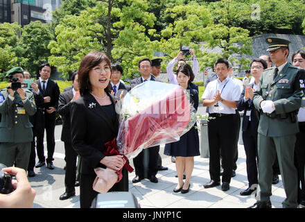 Tokyo, Japon. 31 juillet, 2017. Le ministre de la Défense japonais Tomomi Inada reçoit un bouquet de fleurs qu'elle quitte le ministère de la Défense à Tokyo le lundi 31 juillet, 2017. Elle annonce sa démission du poste le 28 juillet pour couvrir de cacher les fichiers journaux d'activité de l'unité de la Force d'Autodéfense de masse au Soudan du Sud. Credit : Yoshio Tsunoda/AFLO/Alamy Live News Banque D'Images