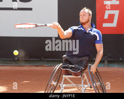 Namur, Belgique. 30 juillet, 2017. Nicolas Peifer (FRA) renvoie la balle au cours de sa finale contre Gustavo Fernandez (ARG) lors de la 30e tournoi de tennis en fauteuil roulant belge le 30/07/2017 à Namur (TC Géronsart). © Frédéric de Laminne Banque D'Images