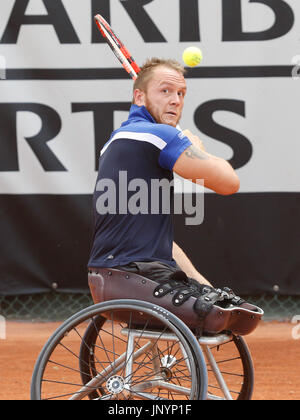 Namur, Belgique. 30 juillet, 2017. Nicolas Peifer (FRA) renvoie la balle au cours de sa finale contre Gustavo Fernandez (ARG) lors de la 30e tournoi de tennis en fauteuil roulant belge le 30/07/2017 à Namur (TC Géronsart). © Frédéric de Laminne Banque D'Images