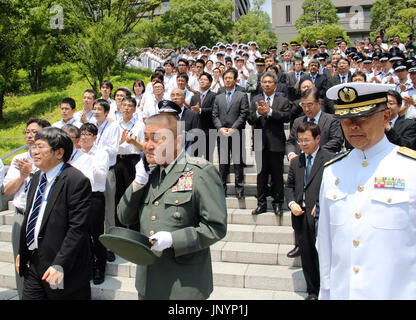 Tokyo, Japon. 31 juillet, 2017. La masse du Japon de l'auto-défense Chef de cabinet Toshiya Okabe (C) envoie le ministre de la Défense Japonais Tomomi Inada comme elle quitte le ministre de la défense et à Tokyo le lundi 31 juillet, 2017. Inada a annoncé sa démission du poste le 28 juillet pour couvrir de cacher les fichiers journaux d'activité de l'unité de la Force d'Autodéfense de masse au Soudan du Sud. Credit : Yoshio Tsunoda/AFLO/Alamy Live News Banque D'Images