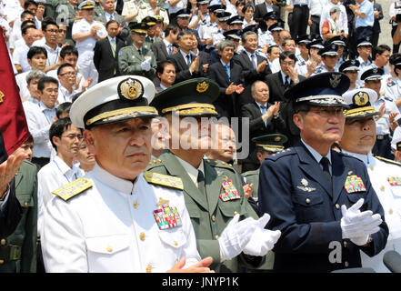 Tokyo, Japon. 31 juillet, 2017. Le Japon est chef d'état-major interarmées Katsutoshi Kawano (L) et de la masse de l'auto-défense Chef de cabinet Toshiya Okabe (2L) envoyer le ministre de la Défense Japonais Tomomi Inada comme elle quitte le ministre de la défense et à Tokyo le lundi 31 juillet, 2017. Inada a annoncé sa démission du poste le 28 juillet pour couvrir de cacher les fichiers journaux d'activité de l'unité de la Force d'Autodéfense de masse au Soudan du Sud. Credit : Yoshio Tsunoda/AFLO/Alamy Live News Banque D'Images