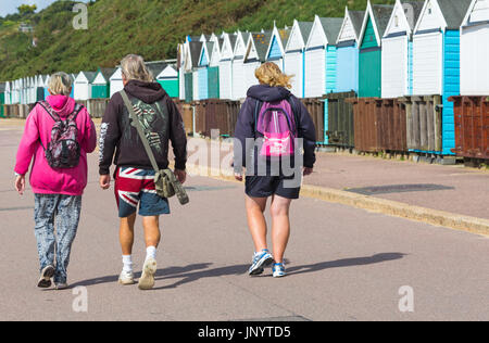 Bournemouth, Dorset, UK. 31 juillet, 2017. Météo France : après un week-end de temps mixte, un début à l'ensoleillé chaud nouvelle semaine, en tant que visiteurs, chef de la mer pour profiter du soleil. Promenade le long des cabines de plage au milieu passé Chine. Credit : Carolyn Jenkins/Alamy Live News Banque D'Images