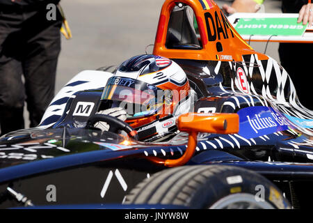 Montréal, Canada. 30 juillet, 2017. Jerome d'Ambrosio tirant dans le garage après un run à l ePrix Qualifing course. Credit:Mario Beauregard/Alamy Live News Banque D'Images