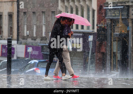 Tayside Dundee, en Écosse. 31 juillet, 2017. Météo France : de fortes averses de pluie torrentielles shoppers tremper dans le centre-ville de Dundee. Le temps incertain à Tayside pris par surprise les acheteurs avec des explosions de la pluie pendant la journée. Certains ont été préparés, mais d'autres utilisent d'autres moyens d'hébergement. Credit : Dundee Photographics /Alamy Live News Banque D'Images