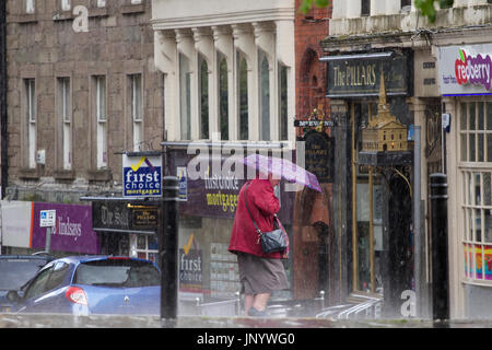 Tayside Dundee, en Écosse. 31 juillet, 2017. Météo France : de fortes averses de pluie torrentielles shoppers tremper dans le centre-ville de Dundee. Le temps incertain à Tayside pris par surprise les acheteurs avec des explosions de la pluie pendant la journée. Certains ont été préparés, mais d'autres utilisent d'autres moyens d'hébergement. Credit : Dundee Photographics /Alamy Live News Banque D'Images